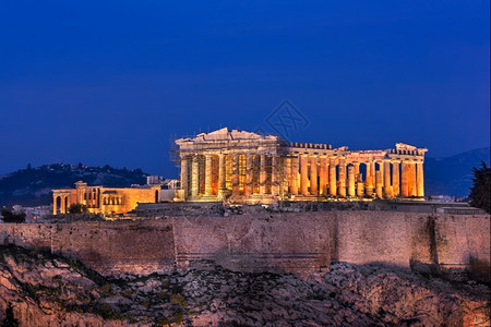 希腊雅典晚间PhilopapaposHill的Acropolis和帕台农神庙之景红色的旅行城市图片