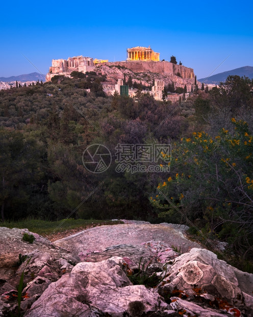 城市圆形剧场黄昏希腊雅典晚间PhilopapaposHill的Acropolis和帕台农神庙之景图片