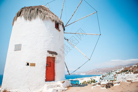 白色风车细节受欢迎的米科诺斯岛日出时古老的希腊传统风车赛克拉底米科诺斯镇上的希腊传统风车正面背景