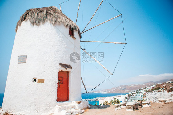 细节受欢迎的米科诺斯岛日出时古老的希腊传统风车赛克拉底米科诺斯镇上的希腊传统风车正面图片