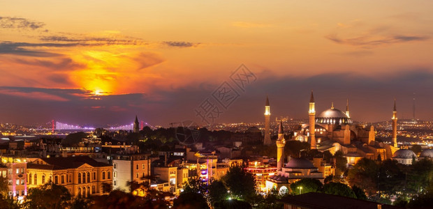 城市的伊斯坦布尔天际线博斯普鲁海峡大桥和圣索菲亚教堂的夜景土耳其伊斯坦布尔天际线博斯普鲁海峡大桥和圣索非亚教堂的夜景土耳其清真寺图片
