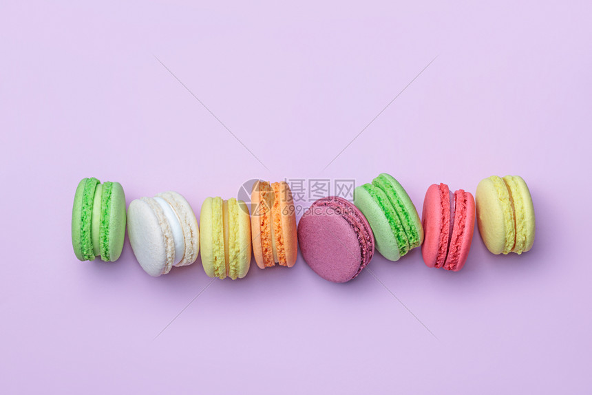 一排彩色马卡龙饼干的顶端视图面糊颜色块背景平底面包店作品味道图片