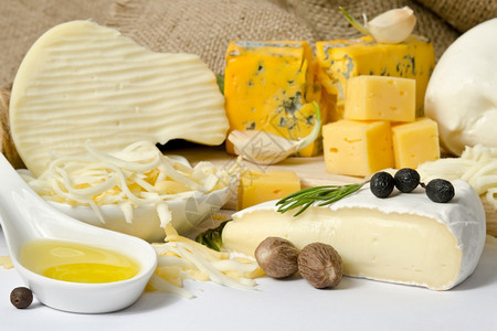 美食牛奶紧贴的酪板配有不同种类的奶酪来做开胃菜卡蒙伯尔图片