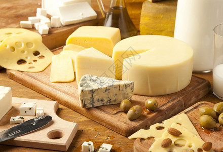 羊乳干酪紧贴的奶板配有不同种类的奶酪来做开胃菜什锦的营养图片