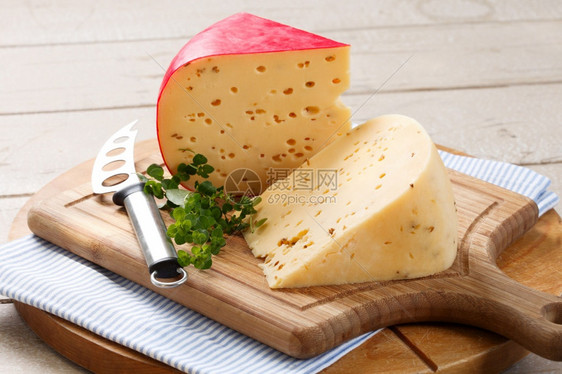 帕尔马干酪豪达法语紧贴的奶酪板配有不同种类的奶酪来做开胃菜图片