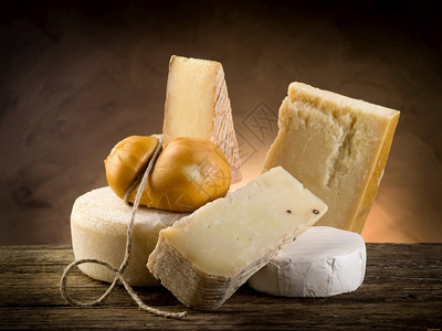 一种法语乳制品紧贴的奶酪板配有不同种类的奶酪来做开胃菜图片