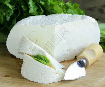 帕尔马干酪紧贴的奶板配有不同种类的奶酪来做开胃菜黄色的戈贡佐拉图片