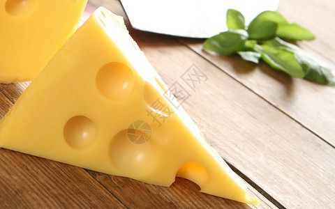 帕尔马干酪有机的产品紧贴奶酪板配有不同种类的奶酪来做开胃菜图片