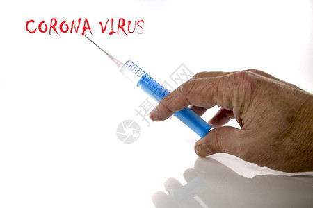 电晕疫苗接种药物男与Corona疫苗注射针筒隔离在白色背景上图片