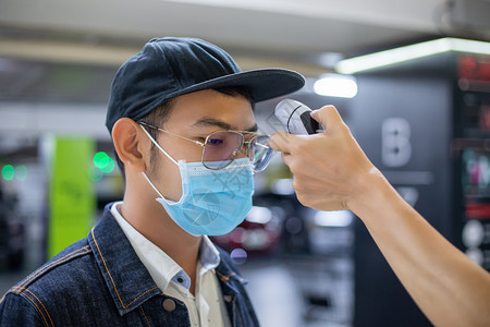 车站使用电子测温枪测量体温图片