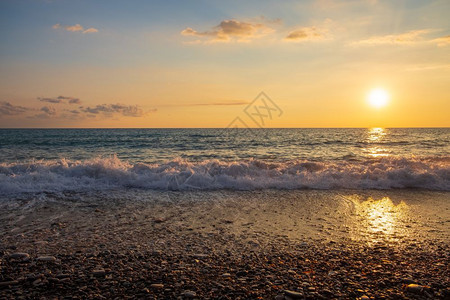 目的地传奇在塞浦路斯帕福PetratouRomiou海滩的波浪破美丽夕阳景观被认为是希腊神话中的Aphroditersquos出图片