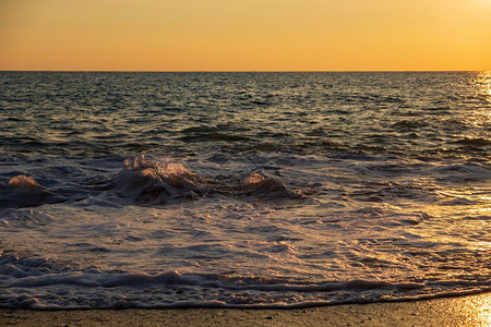 希腊语在塞浦路斯帕福PetratouRomiou海滩的波浪破美丽夕阳景观被认为是希腊神话中的Aphroditersquos出生地图片