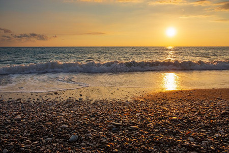 在塞浦路斯帕福PetratouRomiou海滩的波浪破美丽夕阳景观被认为是希腊神话中的Aphroditersquos出生地自然云图片