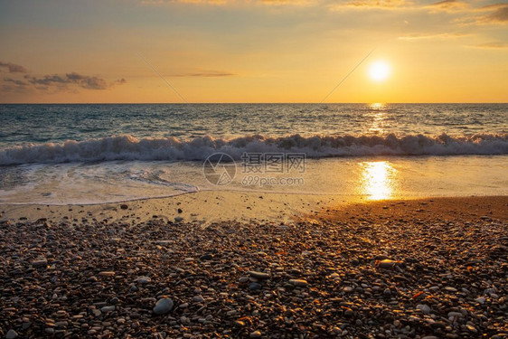 在塞浦路斯帕福PetratouRomiou海滩的波浪破美丽夕阳景观被认为是希腊神话中的Aphroditersquos出生地自然云图片