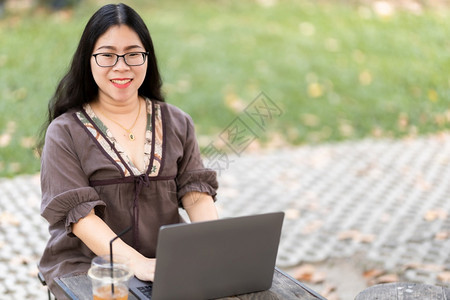 数字的快乐室内在咖啡店用笔记本电脑咖啡杯和智能手机如背景通信概念等工作的女散校对Portnoyunorg图片