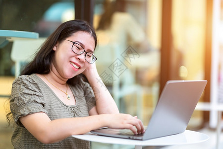 白种人色的在咖啡店用笔记本电脑咖啡杯和智能手机如背景通信概念等工作的女散校对Portnoyunorg年轻的图片