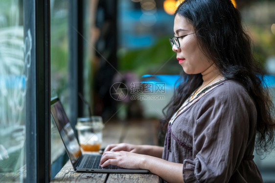 房间在咖啡店用笔记本电脑咖啡杯和智能手机如背景通信概念等工作的女散校对Portnoyunorg肖像数字的图片