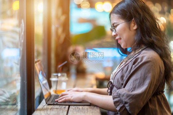 成功桌子女孩在咖啡店用笔记本电脑咖啡杯和智能手机如背景通信概念等工作的女散校对Portnoyunorg图片