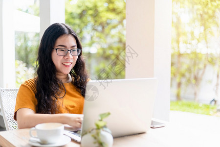 女商人放松杯子在咖啡店用笔记本电脑咖啡杯和智能手机如背景通信概念等工作的女散校对Portnoyunorg图片