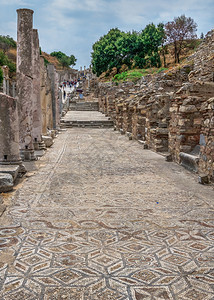 旅游在土耳其古老的埃弗索斯城市中一个阳光明媚的暑假日以法苏斯市的摩西克Mosaic历史仙人掌图片