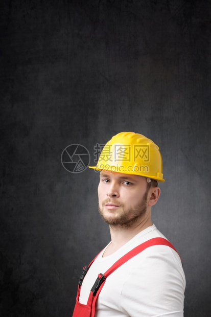 维护有黄色硬帽子的不快乐建筑工人失望悲观主义者不开心图片