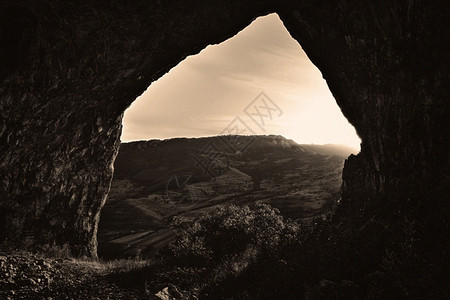 山间日落时的山洞图片