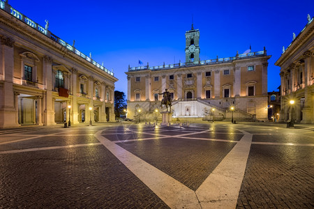 早晨古老的上罗马意大利坎皮多奥广场和马库斯奥勒留皇帝雕像地标图片