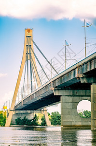 由HeorhiiFuks在乌克兰基辅建造的有线桥MoskovskyPivnichhnyyi桥的平流图欧洲结构体塔图片