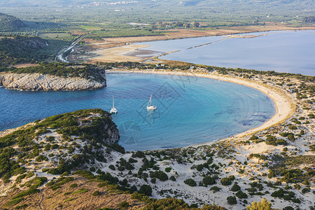 自然海滨热带从帕莱奥卡斯特罗旧纳瓦里诺城堡欣赏希腊伯罗奔尼撒地区的Voidokilia海滩从帕莱奥卡斯特罗欣赏希腊伯奔尼撒地区的图片