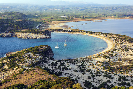 海滨支撑从帕莱奥卡斯特罗旧纳瓦里诺城堡欣赏希腊伯罗奔尼撒地区的Voidokilia海滩从帕莱奥卡斯特罗欣赏希腊伯奔尼撒地区的海滩图片