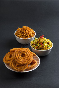 印度人香脆的干燥印度小吃Chaklichakali或Murukku和BesanGram面粉Sevchivadachiwada排灯图片