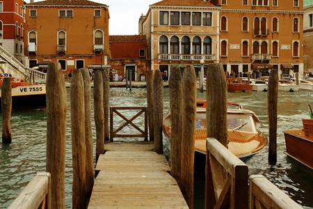 海岸线美丽的2013年4月日意大利威尼斯的运河和古代建筑街景道图片