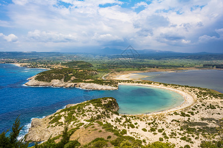 从帕莱奥卡斯特罗Palaiokastro可以看到希腊伯罗奔尼撒地区的Voidokilia海滩著名的采取景观图片