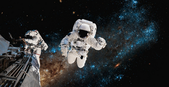 在职的宇航员太空人在为外层间的站工作时进行太空走宇航员穿着全套太空服进行操作域阳的图片