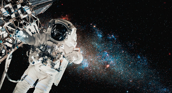 手术重力宇航服员太空人在为外层间的站工作时进行太空走宇航员穿着全套太空服进行操作图片