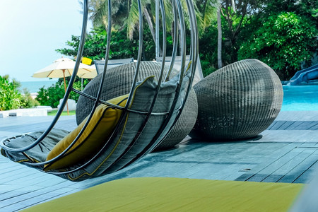游泳的酒店休息池旁有枕头的放松椅照片图片