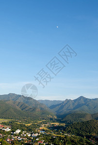 泰国爬坡道跑尽端附近的小村落位于山脉之间的平原上从高山的寺庙角度看与复制空间比对在图上方是翻印空间a美丽的图片