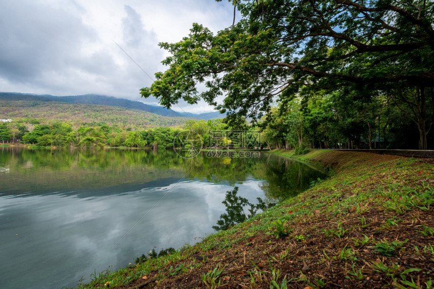 AngKaew清迈大学自然森林中的湖风景山地观蓝天与白云的春背景观爬坡道开奥图片