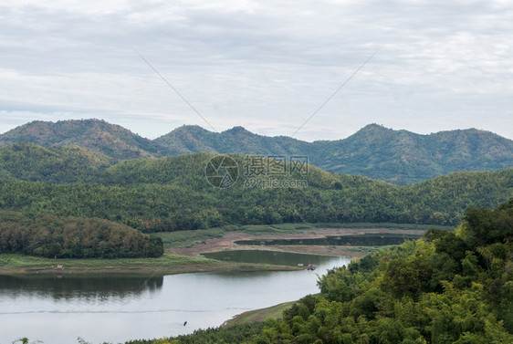 位于泰国东北高山谷的储油层小湖该水库位于泰国东北部野餐绿色漂浮的图片