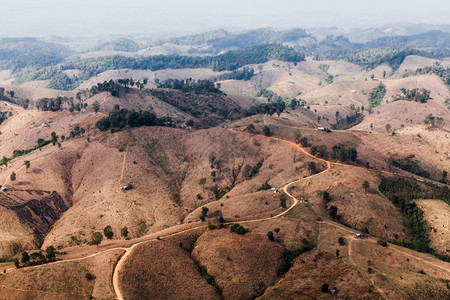 热带森林的空中景象已被摧毁用于种植玉米南树北泰国环境气候变化概念和北泰国环境植被滑坡天图片