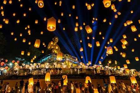 曼谷蒋旅行2018年月2日泰国兰方LaMPHUNThailandNoV2YeePeng节LoyKrathoong庆祝活动和浮灯图片