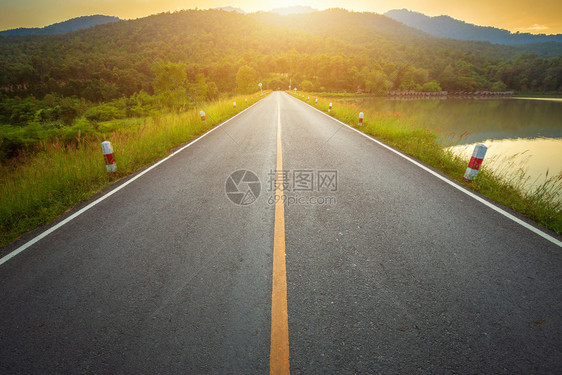 夏天景区在泰国清迈黄昏时带山林的HuayTuengTao水库风景可见的农村道路戏剧图片