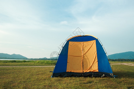 一种在大自然中为旅游客在草坪上撒布帐篷周末请到此休息阳光发现图片