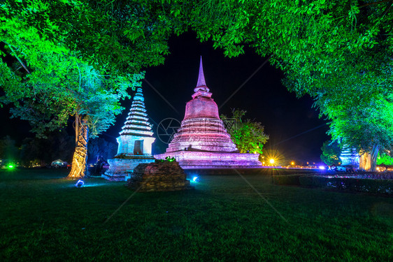点灯者Sukhothai历史公园的SukhothaiCoLamplighterLoyKratong节覆盖现属泰国北部的Sukho图片