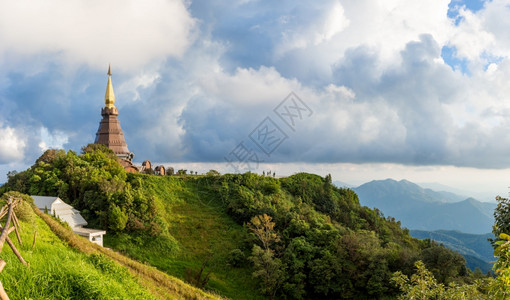 甲二酮在泰国北部清迈的青蓝天空背景佛教圣徒标志旅游景象中夜色多伊因纳登美丽的风景花高图片