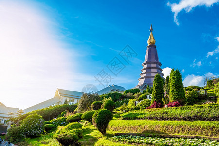 佛教徒宗时间在泰国北部清迈的青蓝天空背景佛教圣徒标志旅游景象中夜色多伊因纳登美丽的风景图片