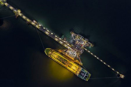 液体货运在油站进出口商业物流运输中装载夜射油轮运车开海顶视线面最高层车站图片
