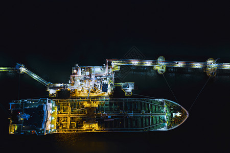 贮存商业的行在油站进出口商业物流运输中装载夜射油轮运车开海顶视线面最高层图片