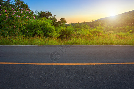 在泰国清迈黄昏时带山林的HuayTuengTao水库风景可见的农村道路天际线风景优美戏剧图片