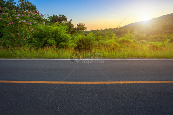 在泰国清迈黄昏时带山林的HuayTuengTao水库风景可见的农村道路天际线风景优美戏剧图片